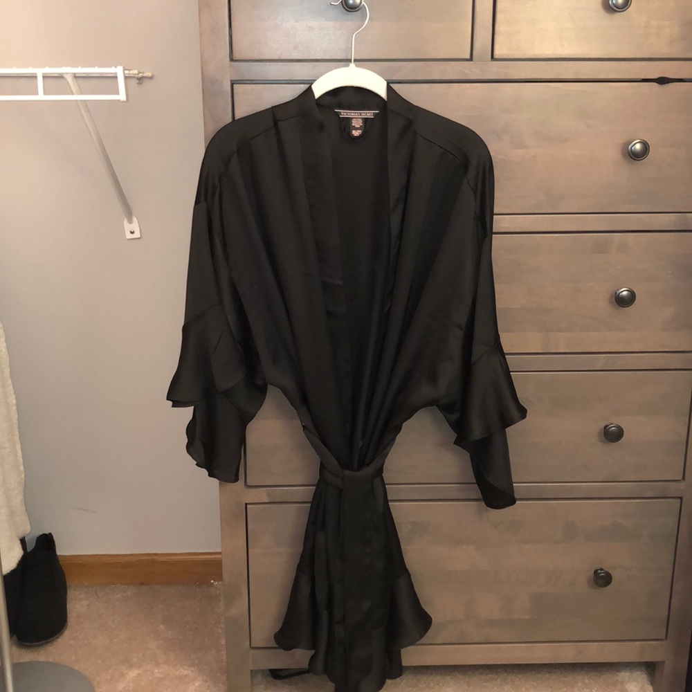 🌿 Victoria’s Secret Satin Kimono Robe